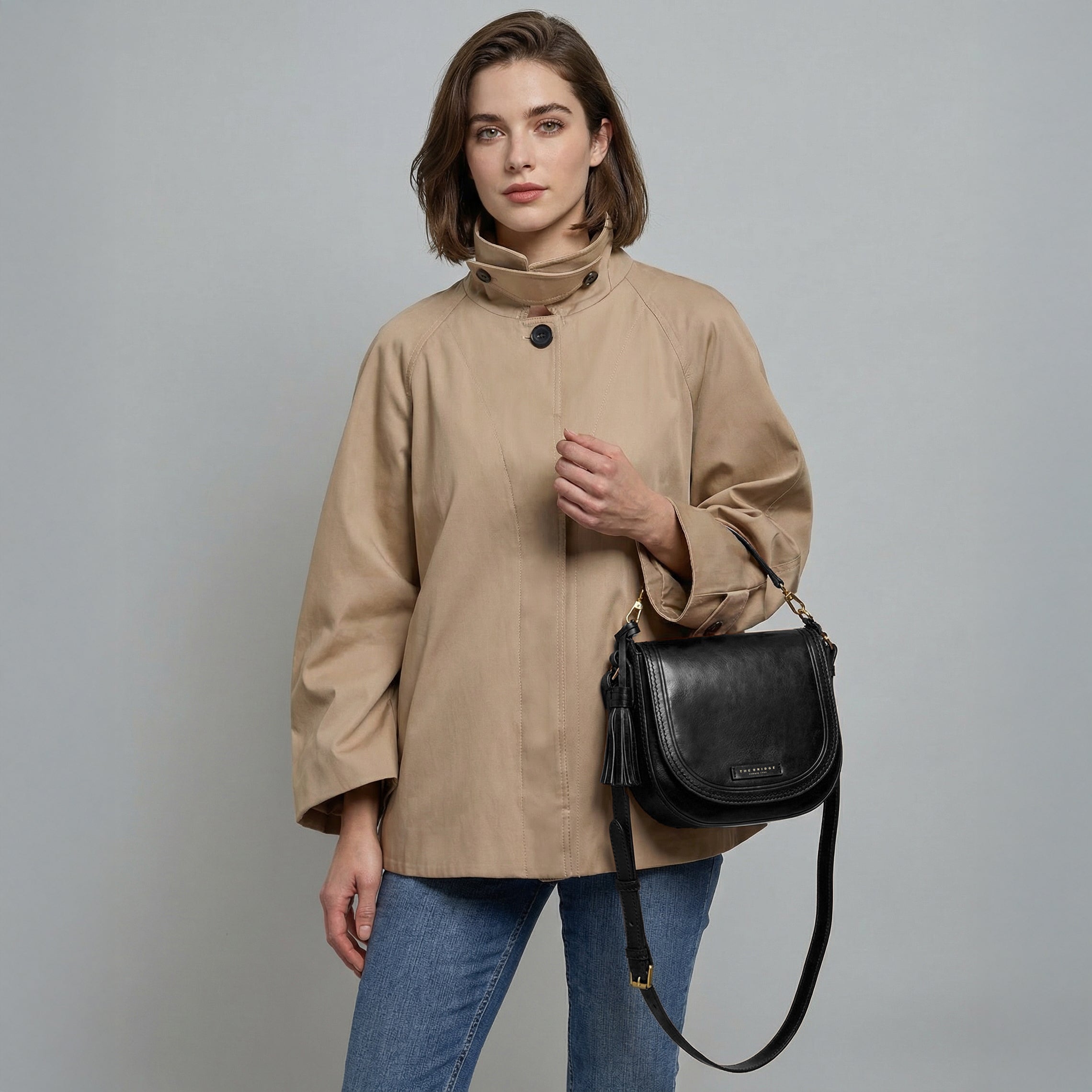 Leather crossbody bag with removable handle BLACK/GOLD | The Bridge