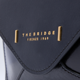 Crossbody bag in leather with zip closure - Black | The Bridge