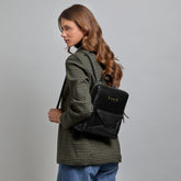 Sac à dos femme en cuir avec poche frontale Frida - Noir/or | The Bridge