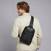 Herren-Sling-Rucksack aus genarbtem Leder | The Bridge