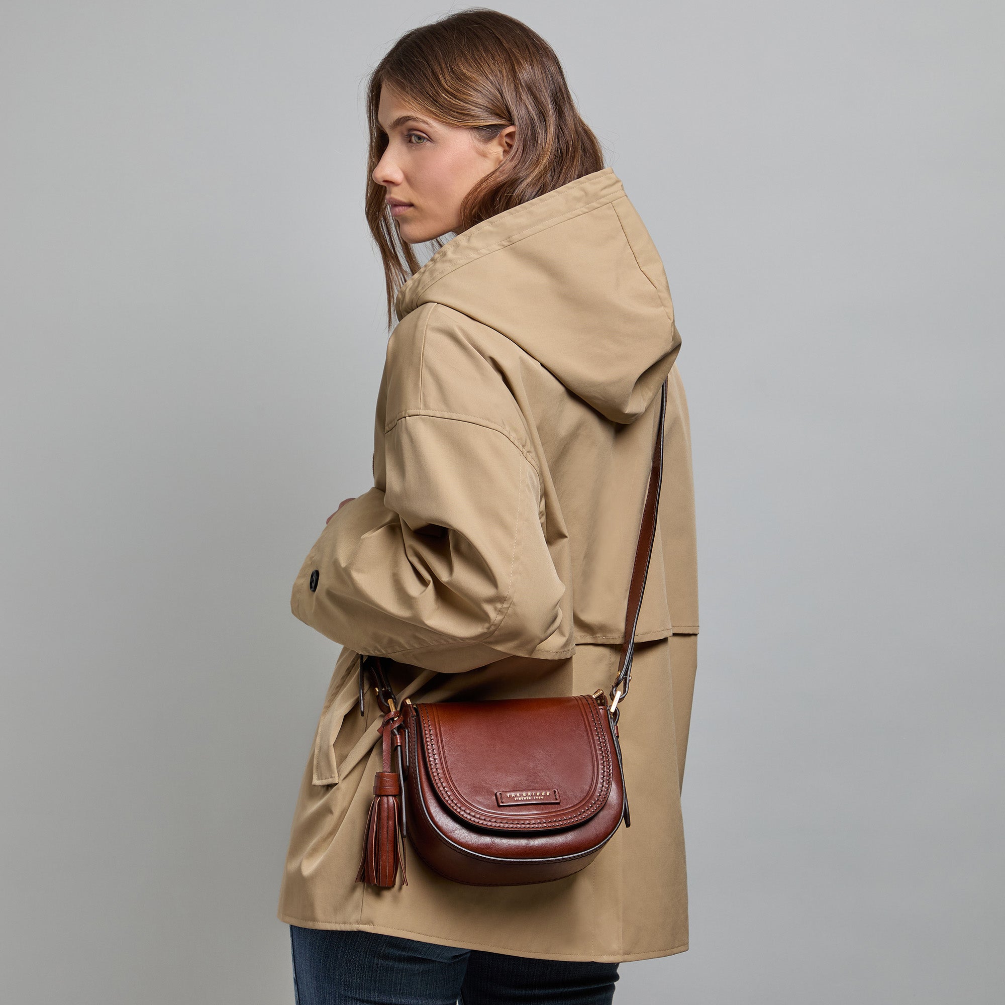 Leather crossbody bag with top handle BROWN/GOLD | The Bridge