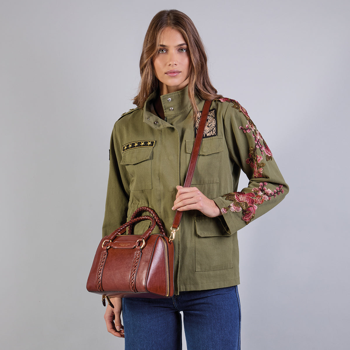 Leather handbag with removable shoulder strap BROWN/GOLD | The Bridge