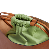 Bolso saco de cuero suave | The Bridge