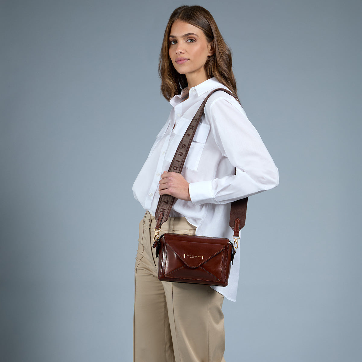 Leather crossbody bag with zip closure BROWN/GOLD | The Bridge
