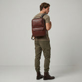 Mochila de cuero para hombre con bolsillos frontales | The Bridge